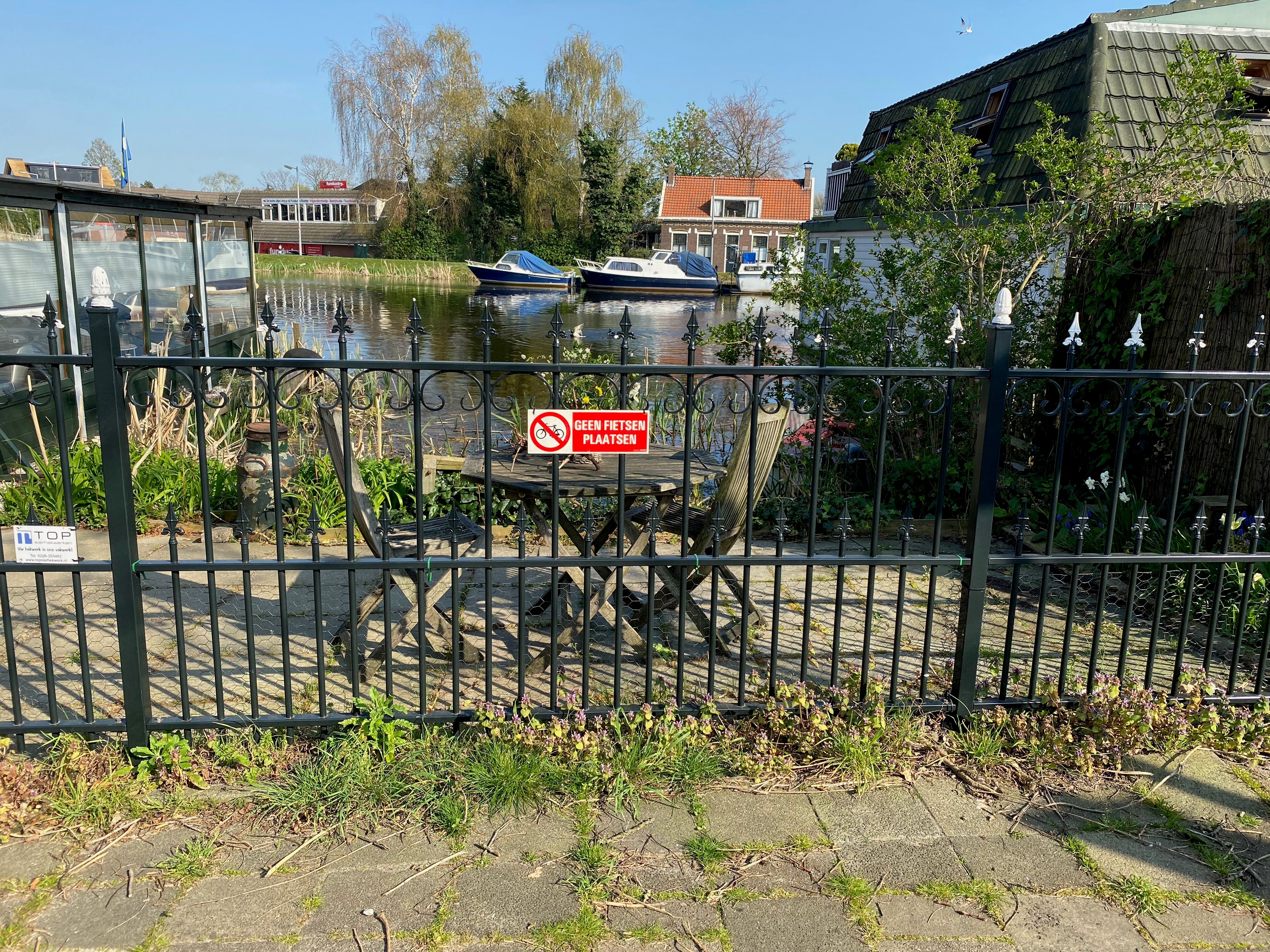 Afbeelding 3: Op de plek waar in 1170 de eerste dam in de Rotte werd gelegd, staat nu een tafeltje en een paar stoeltjes met uitzicht op de Rotte (foto Jan van den Noort 2020).
